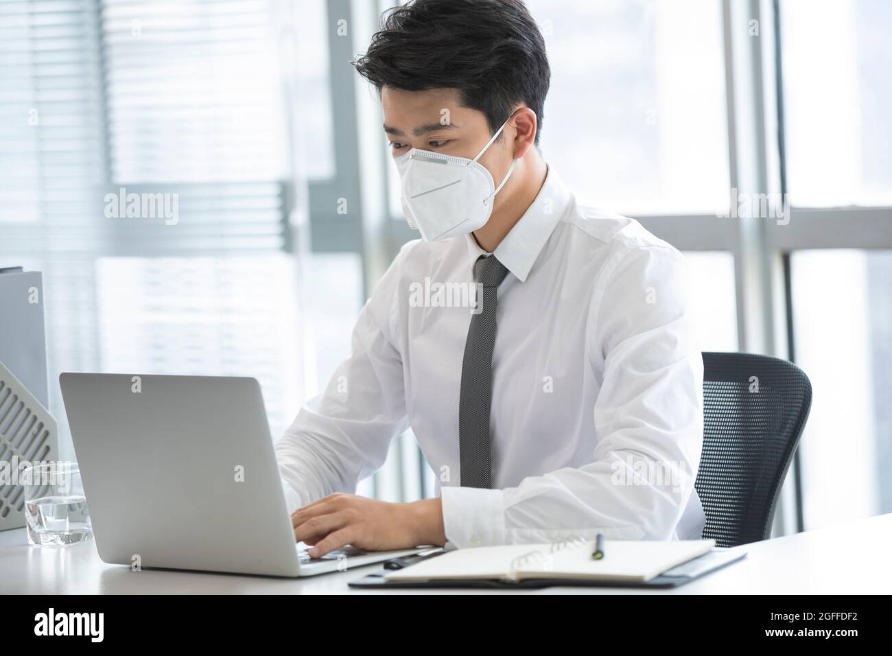 Wearing n95 mask hi-res stock photography and images - Alamy