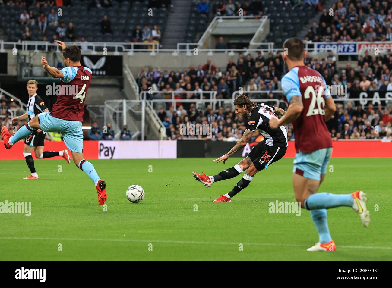 Newcastle, UK. 25th Aug, 2021. Jeff Hendrick #16 of Newcastle United shoots on goal, just wide of the post in Newcastle, United Kingdom on 8/25/2021. (Photo by Mark Cosgrove/News Images/Sipa USA) Credit: Sipa USA/Alamy Live News Stock Photo
