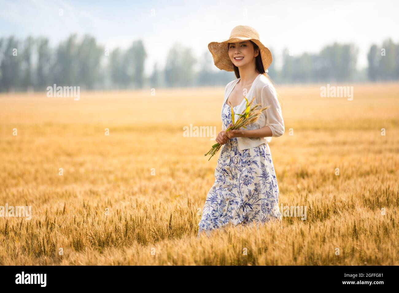 Happy young woman in wheat field Stock Photo - Alamy