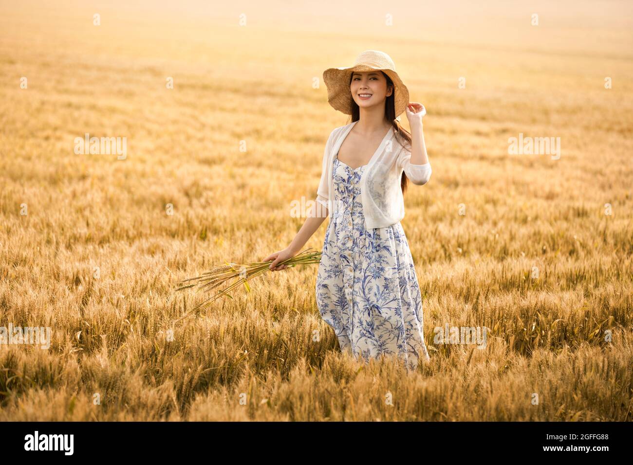 Happy young woman in wheat field Stock Photo - Alamy