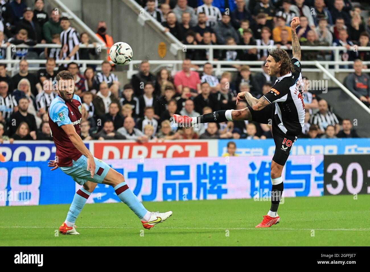 Newcastle, UK. 25th Aug, 2021. Jeff Hendrick #16 of Newcastle United shoots on goal in Newcastle, United Kingdom on 8/25/2021. (Photo by Mark Cosgrove/News Images/Sipa USA) Credit: Sipa USA/Alamy Live News Stock Photo