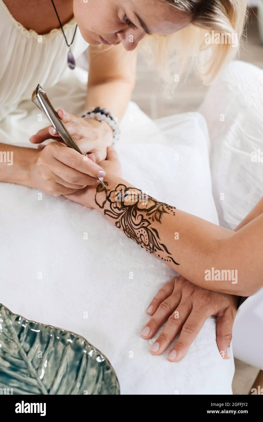 Page 3 Indian Henna Tattoo Artwork High Resolution Stock Photography And Images Alamy