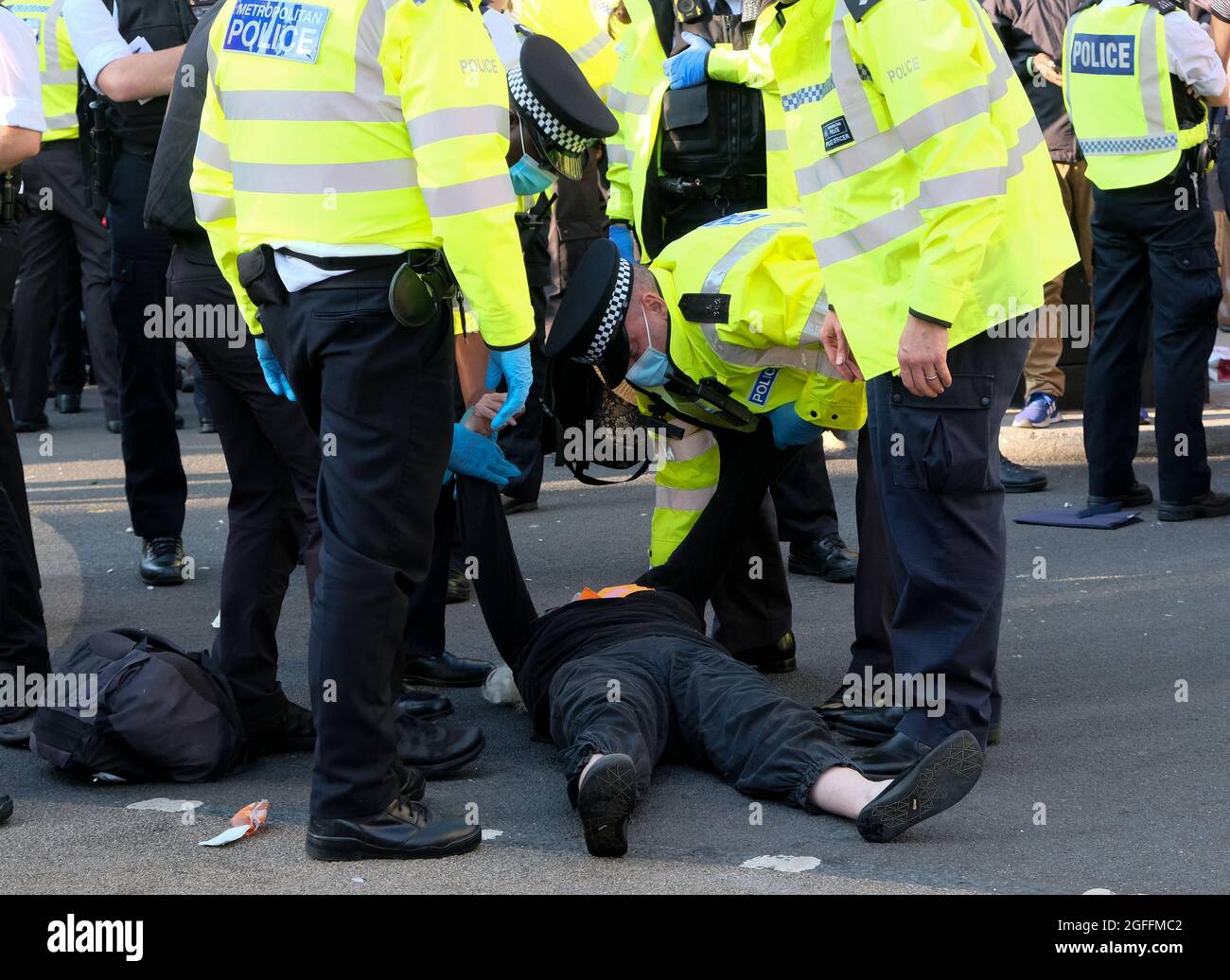oxford-circus-london-uk-25th-august-2021-climate-change-protesters