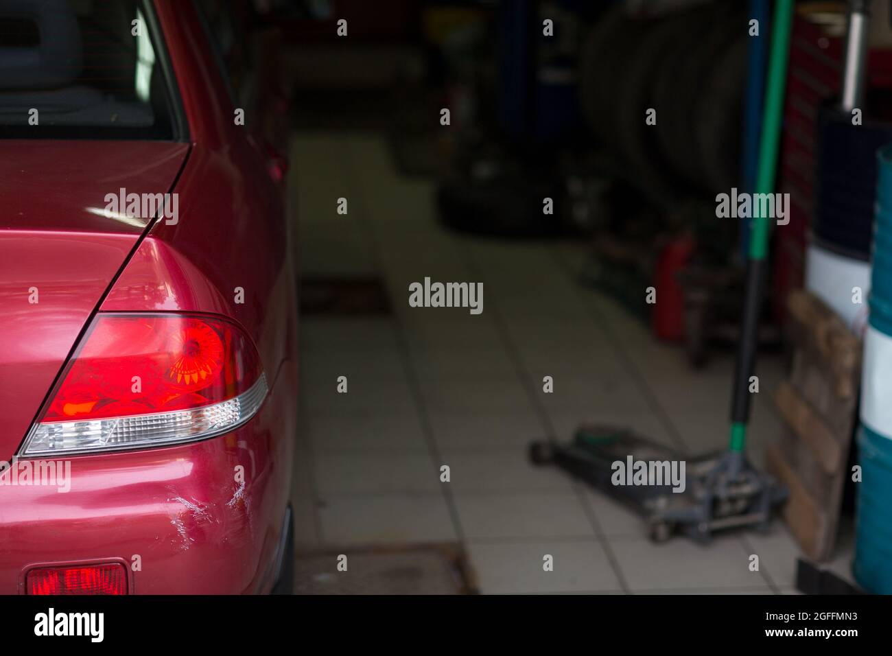 Car lift failure hires stock photography and images Alamy