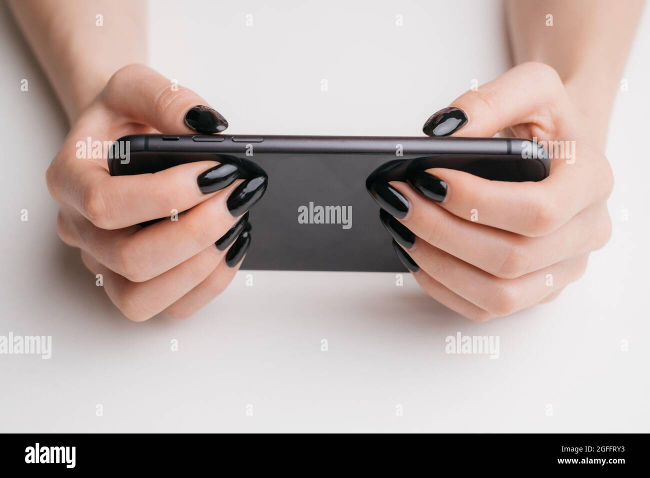 Female hand holding a cell phone hi-res stock photography and images ...
