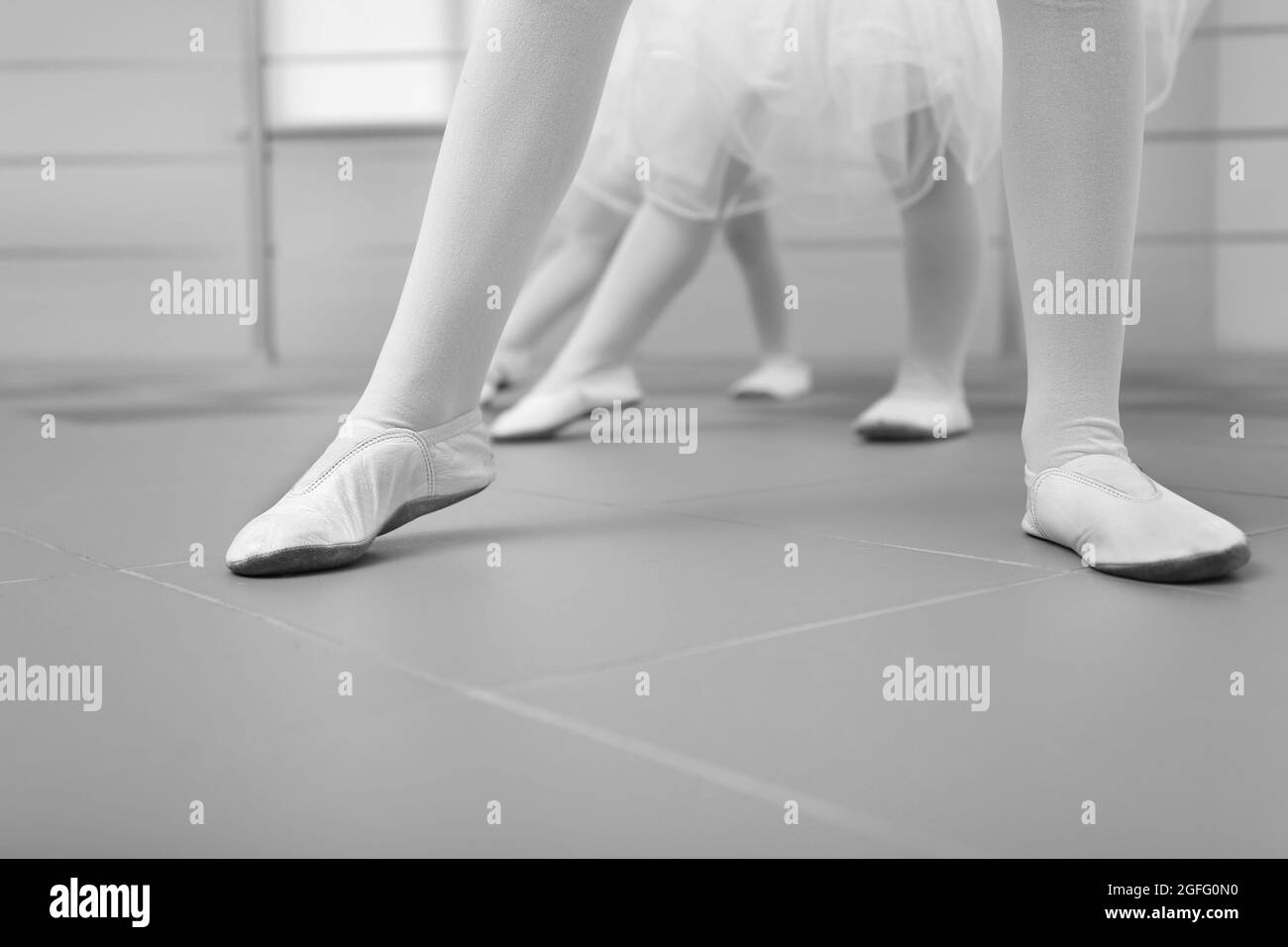Mig gennemsnit kontakt Little ballerinas standing in a row at ballet class Stock Photo - Alamy