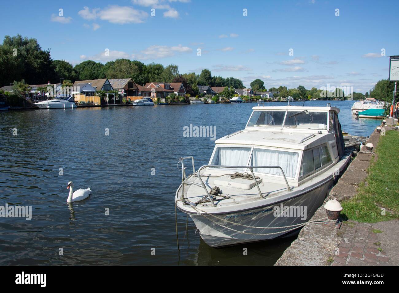 Cabin cruiser thames hires stock photography and images Alamy