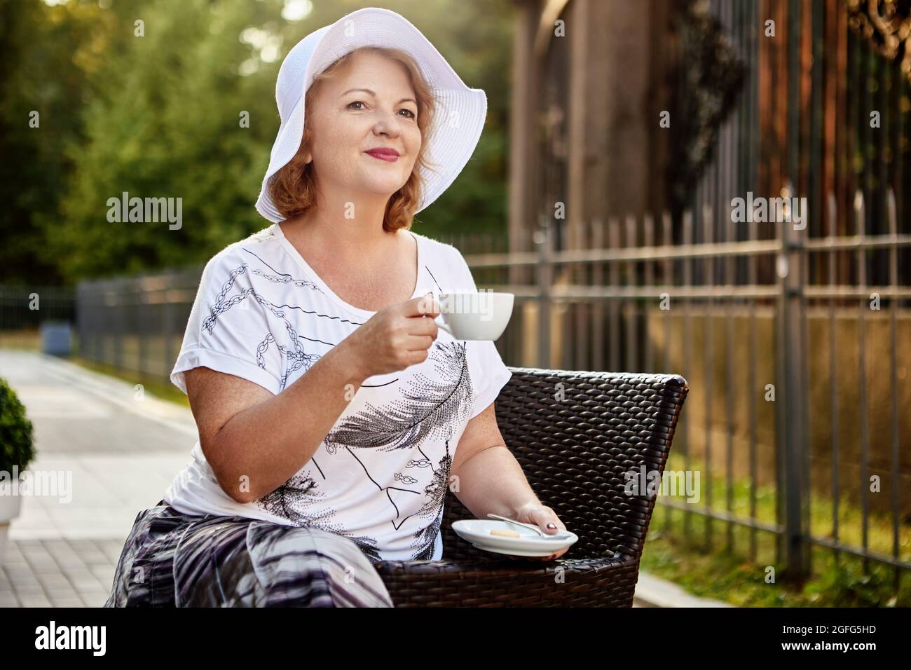Mature women garden fence hi-res stock photography and images - Alamy