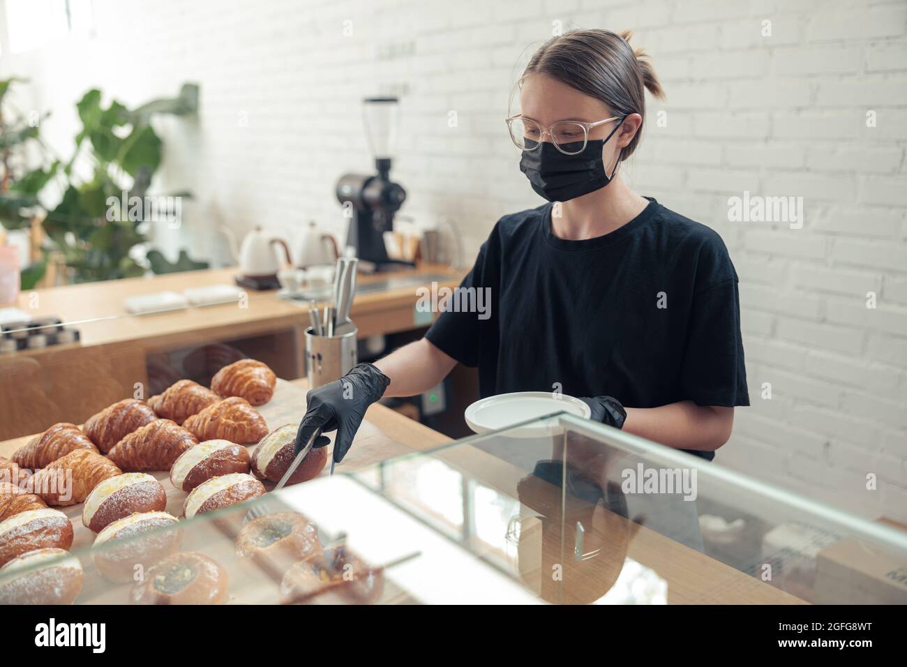 Female waitress in mask hi-res stock photography and images - Alamy