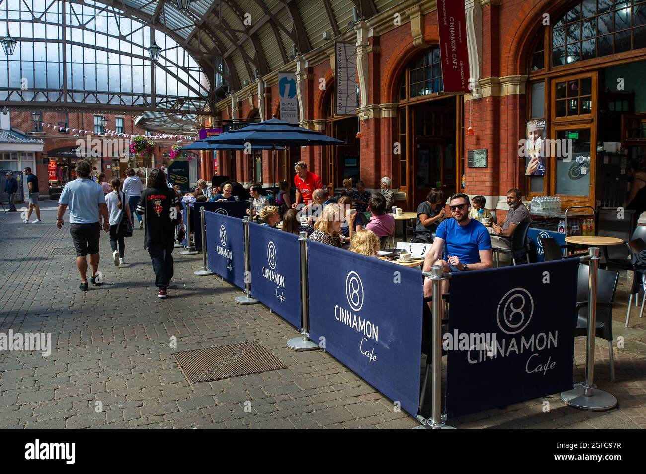 Windsor, Berkshire, UK. 25th August, 2021. Diners having lunch today in