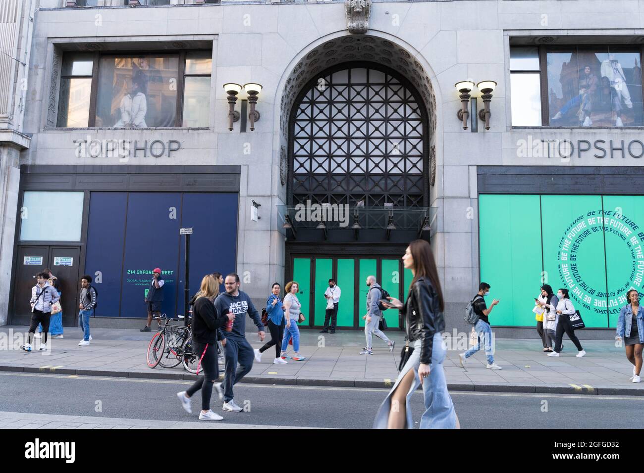 Oxford Circus, London, UK. 25th August 2021. TOPSHOP flagship store closed  down due to debit crises during covid-19 pandemic England UK Stock Photo -  Alamy