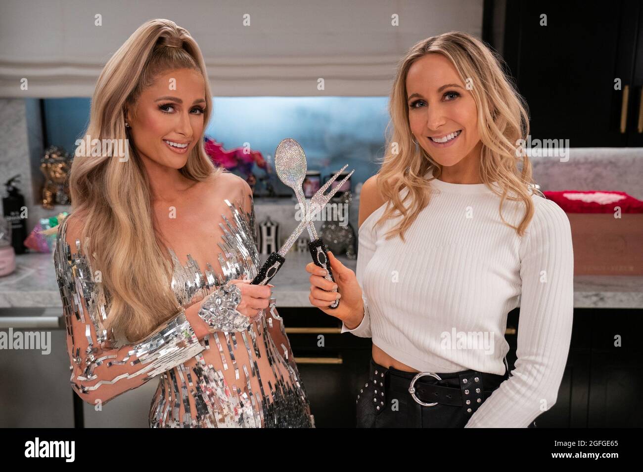 COOKING WITH PARIS, from left: Paris Hilton, Nikki Glaser, 'Vegan Burgers  and Fries with Nikki Glaser', (Season 1, ep. 103, aired Aug. 4, 2021).  photo: Kit Karzen / ©Netflix / Courtesy Everett Collection Stock Photo -  Alamy