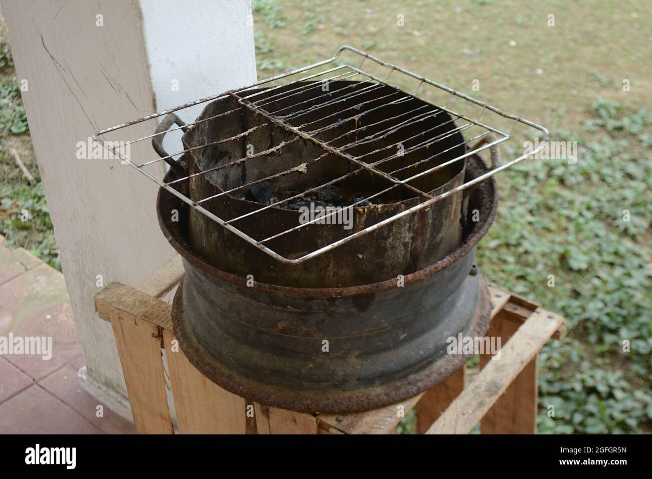 old and rusty barbecue - image Stock Photo - Alamy