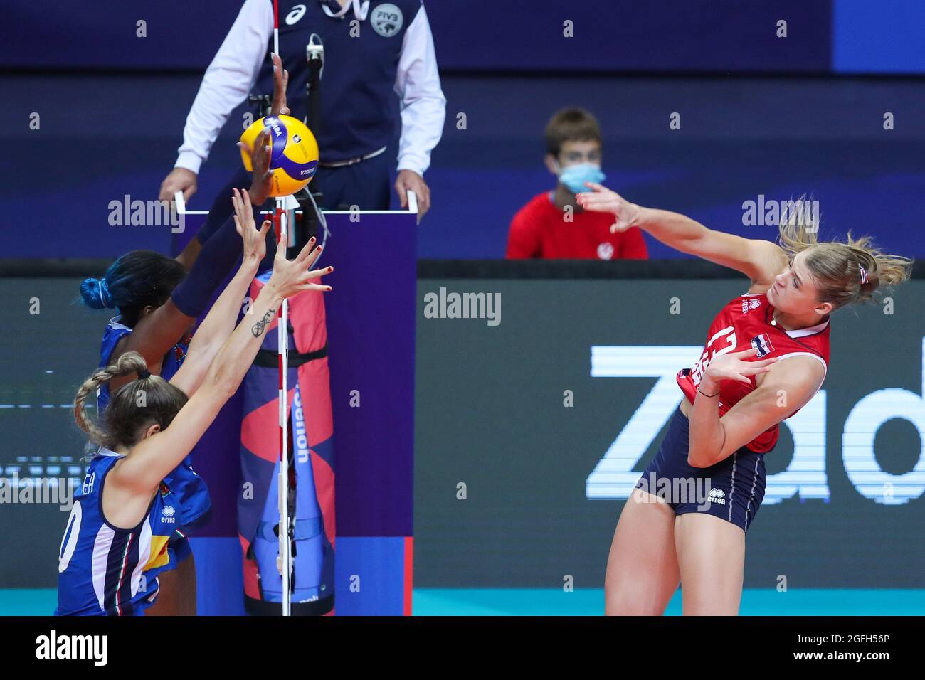 (210826) ZADAR, Aug. 26, 2021 (Xinhua) Samanta Fabris (R) of