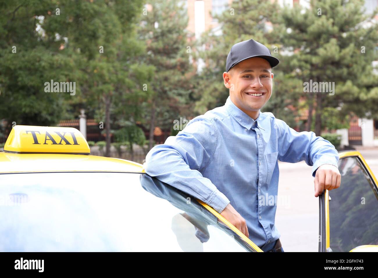 Водитель такси сегодня. Водитель такси. Таксист фото. Работники такси. Таксист около машины.