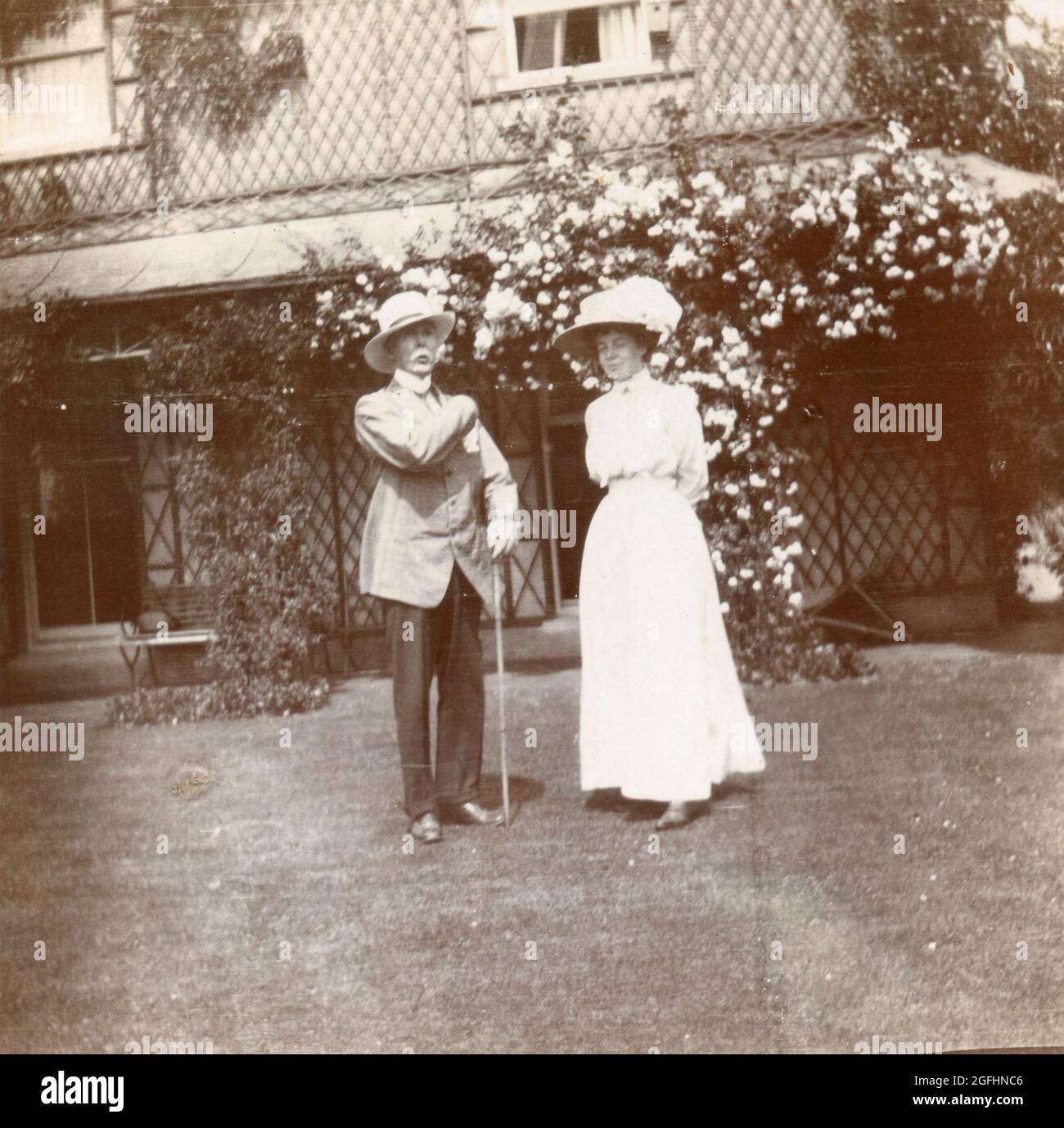 1930s garden couple hi-res stock photography and images - Alamy
