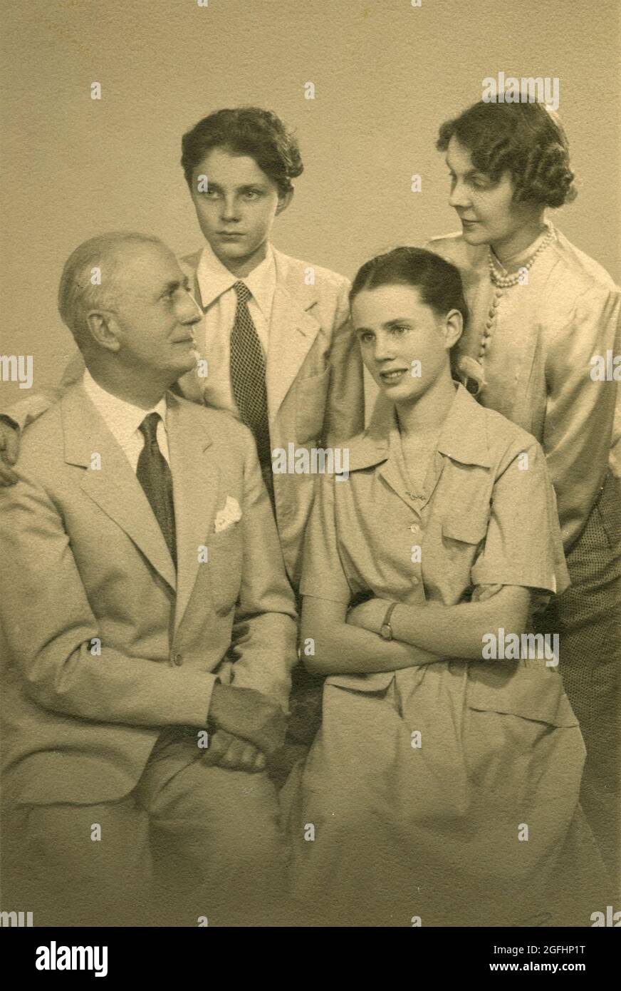 Dottore Enrico Scaretti, his wife Majorie Scaretti (née Jebb, sister of Gladwyn Jebb), their children Lorenzo and Virginia, family portrait photo, Italy 1960s Stock Photo