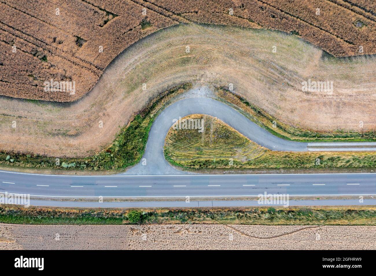 Luftbild Drohnenaufnahme Landstraße von oben Stock Photo - Alamy