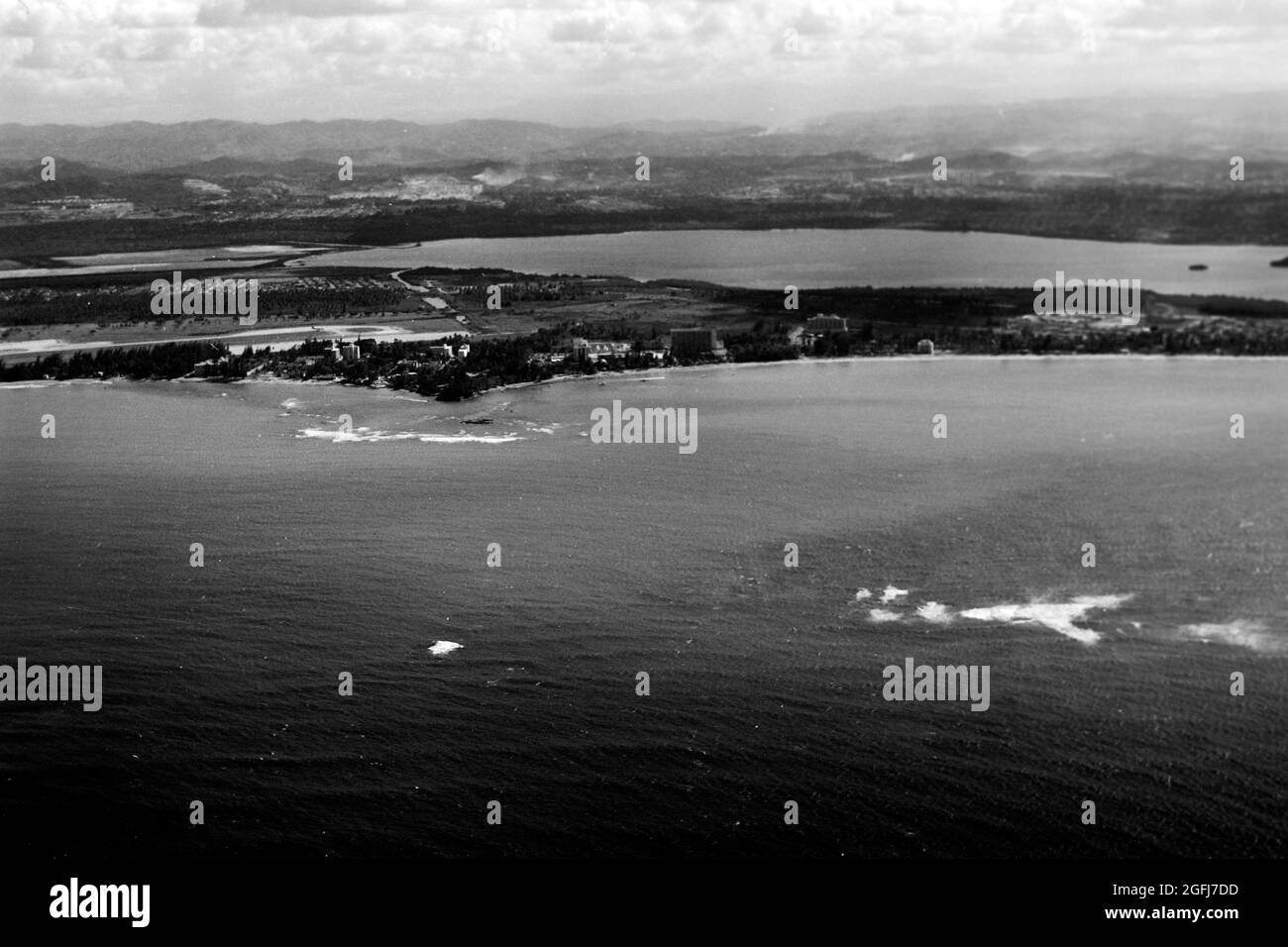 Blick auf Puerto Rico aus dem Flugzeugfenster, 1967. View over Puerto ...