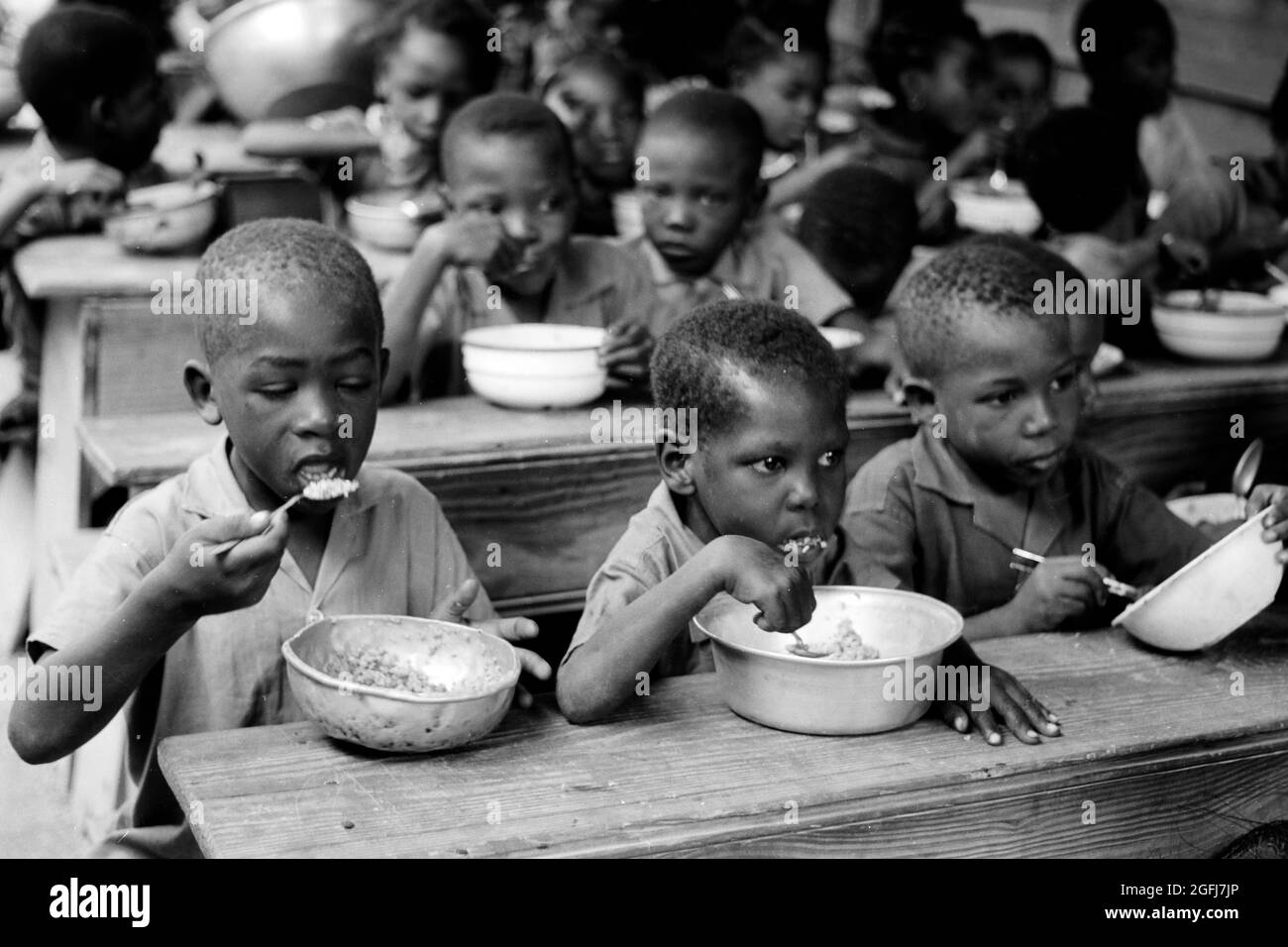 Die jüngsten Schüler beim Mittagessen, Haiti, 1967. The school's youngest pupils at lunch, Haiti, 1967. Stock Photo