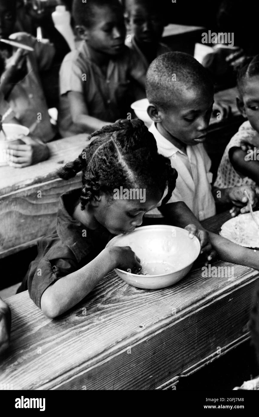 Die jüngsten Schüler beim Mittagessen, Haiti, 1967. The school's youngest pupils at lunch, Haiti, 1967. Stock Photo