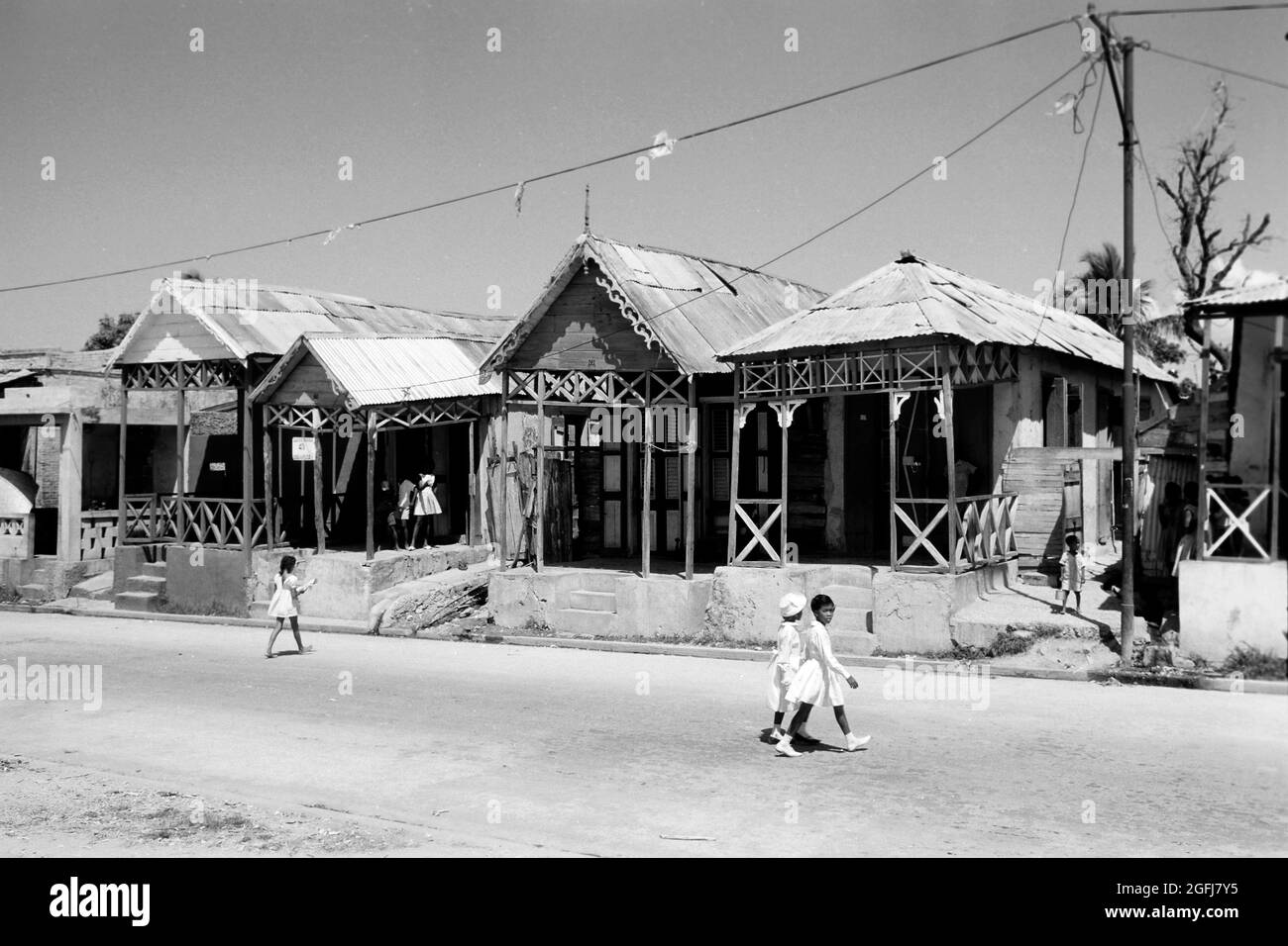 Straße zur Mittagszeit, Port-au-Prince, Haiti, 1967. Street at noon, Port-au-Prince, 1967. Stock Photo