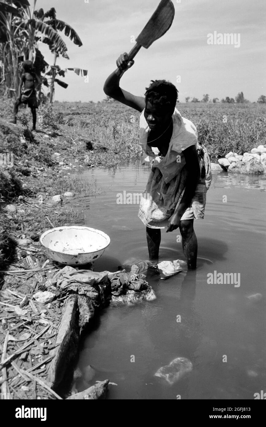 Wäscheklopfen am Fluss bei Port-au-Prince, Haiti, 1967. Laundry beating by the river near Port-au-Prince, 1967. Stock Photo