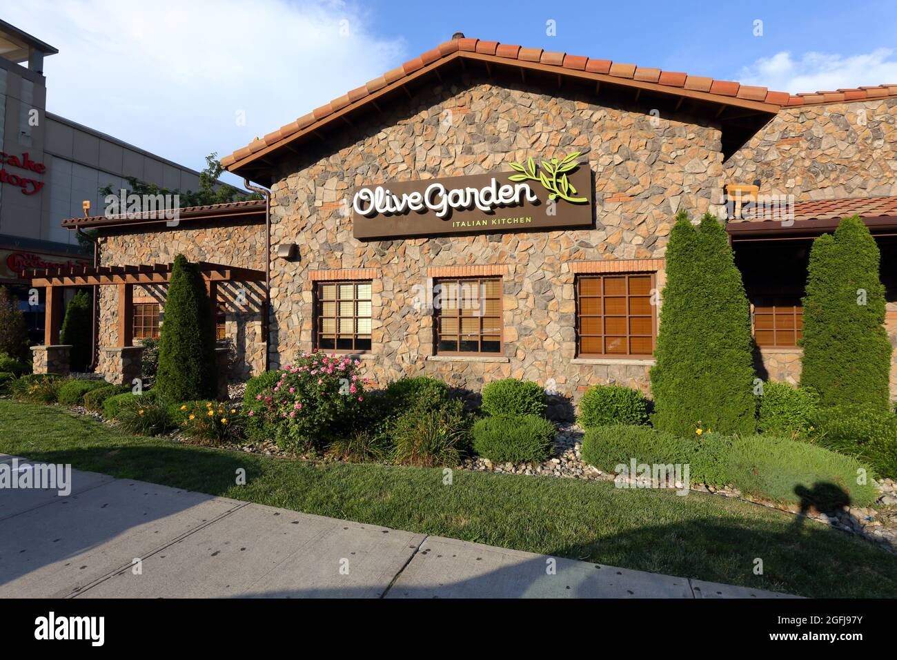 Exterior of a Olive Garden restaurant in Queens, New York City Stock Photo