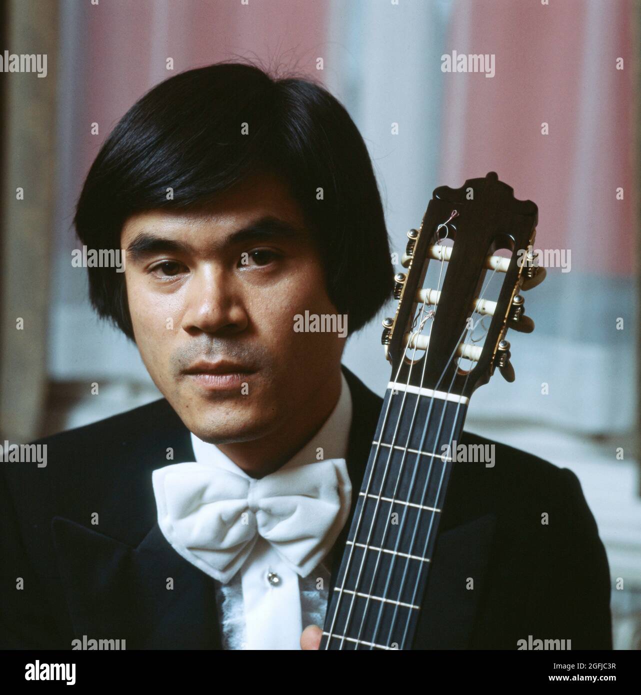 Kiyoshi Shomura, berühmter japanischer Gitarrist , Klassische Gitarre, Portrait circa 1980. Kiyoshi Shomura, famous Japanese guitarist of the Classical guitar, portrait circa 1980. Stock Photo