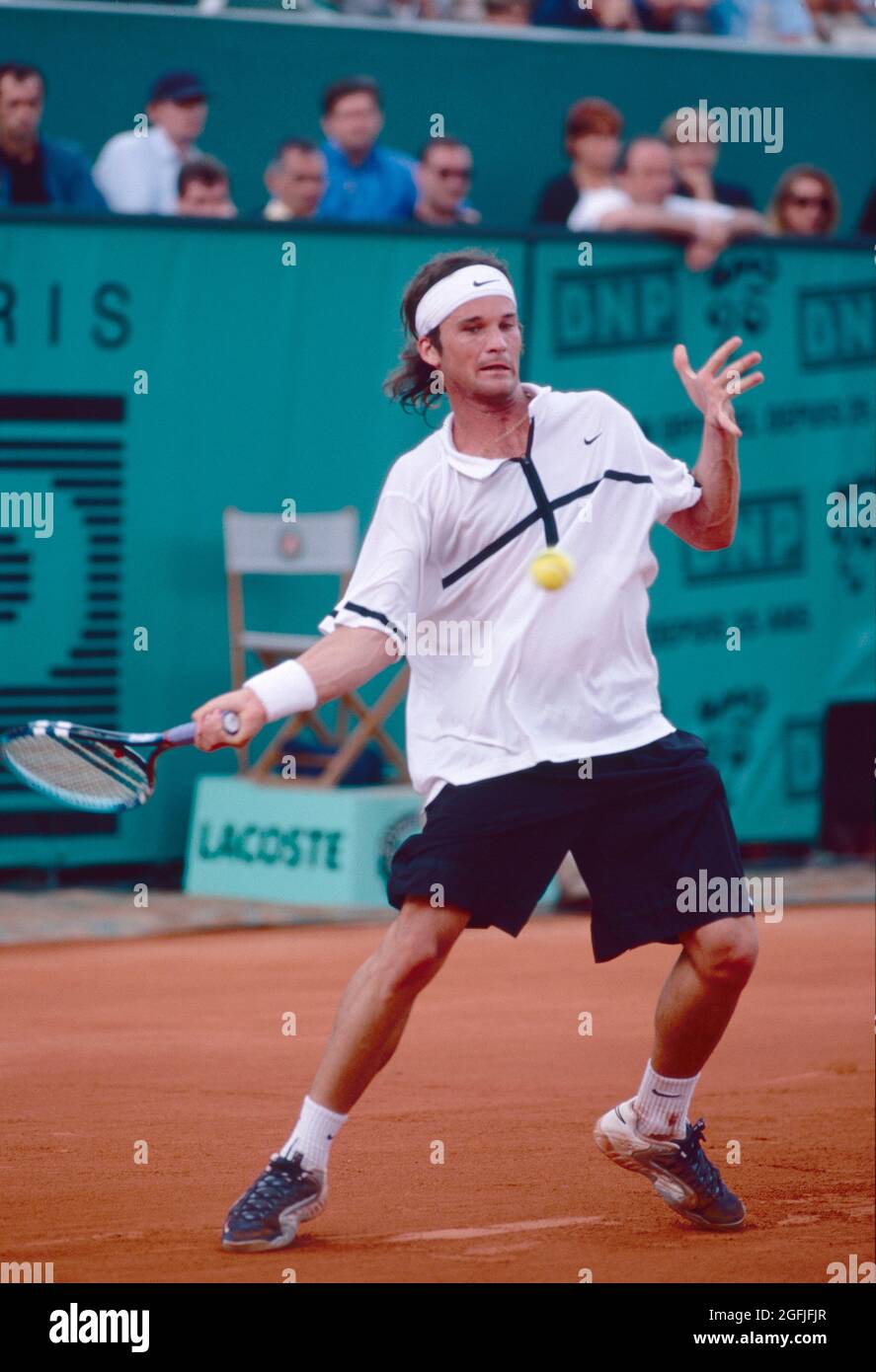 spanish-tennis-player-carlos-moya-roland-garros-france-1998-2GFJFJR.jpg