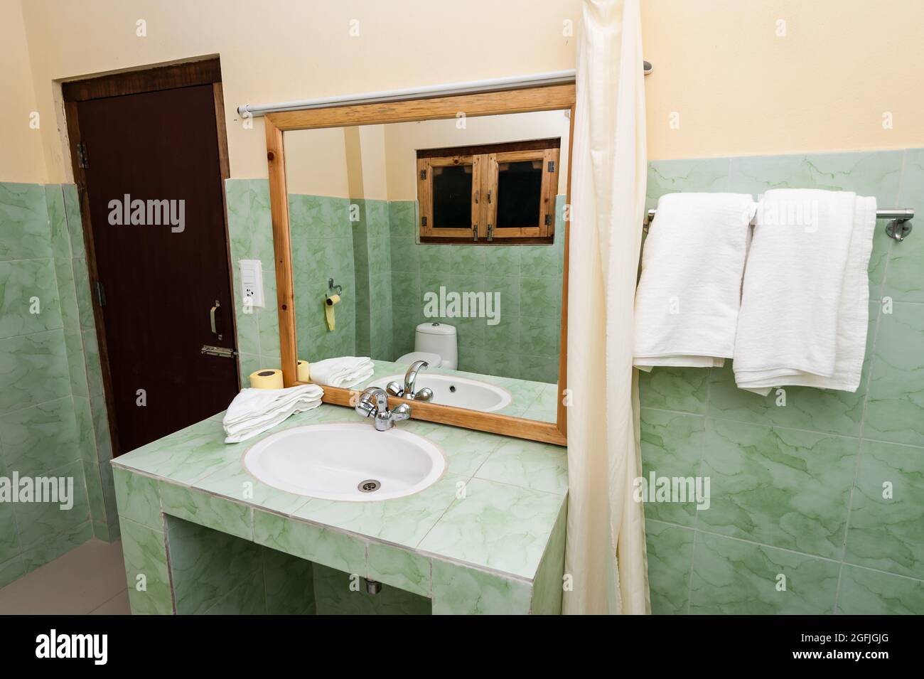 Hotel bathroom budget hires stock photography and images Alamy