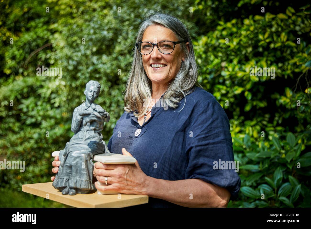 Billie Bond with her work being vote for in the Emily Williamson Statue Campaign being erected in Fletcher Moss Park, Didsbury Stock Photo