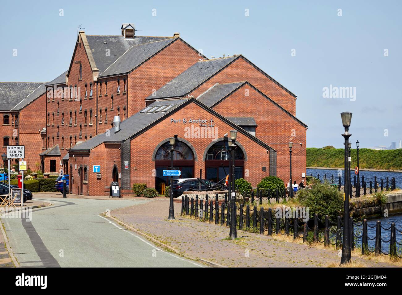 Port & Anchor Eatery in the side of the  Manchester Ship Canal 1 S Pier Rd, Ellesmere Port Stock Photo