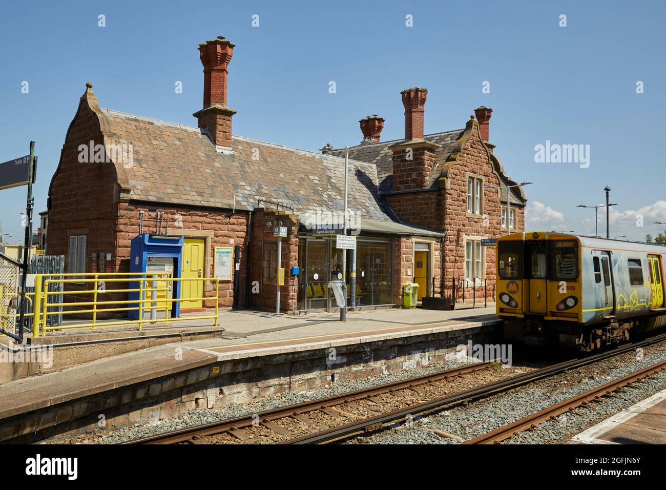 Ellesmere Port train station Cheshire, third rail Merseyrail Wirral Line services Stock Photo