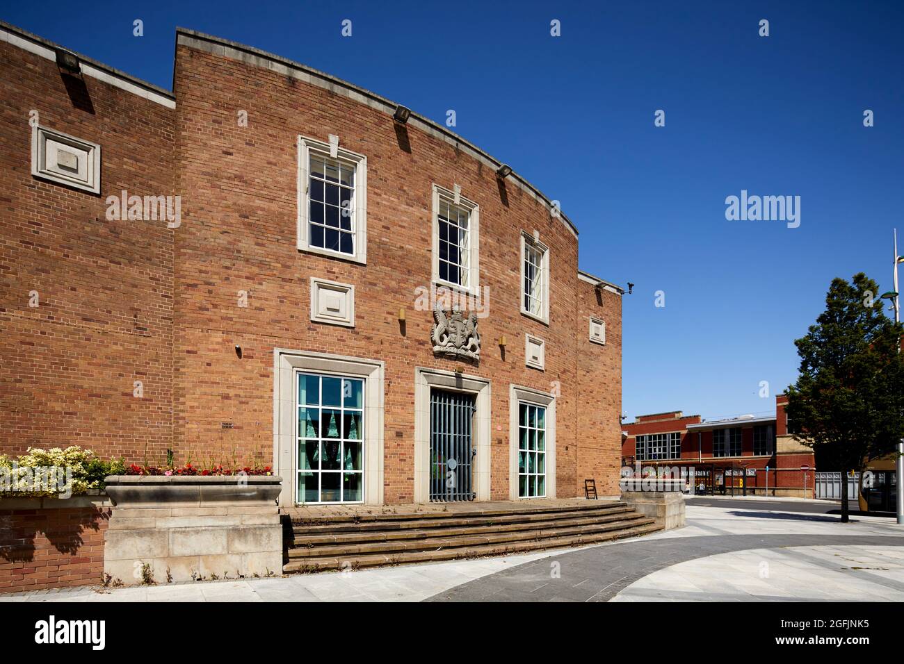 Ellesmere Port Civic Hall and war memorial in the town center Stock Photo