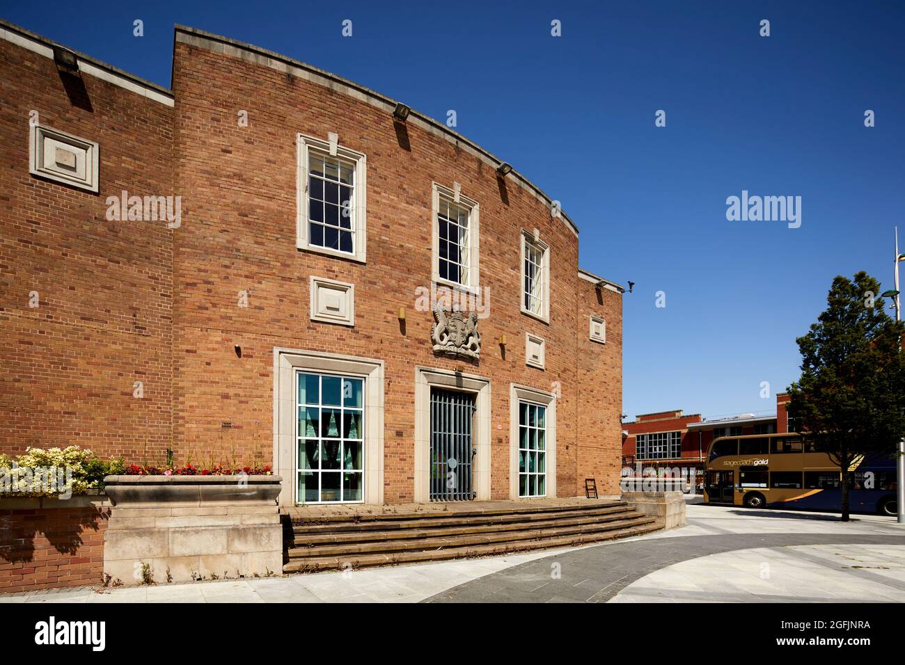 Ellesmere Port Civic Hall and war memorial in the town center Stock Photo