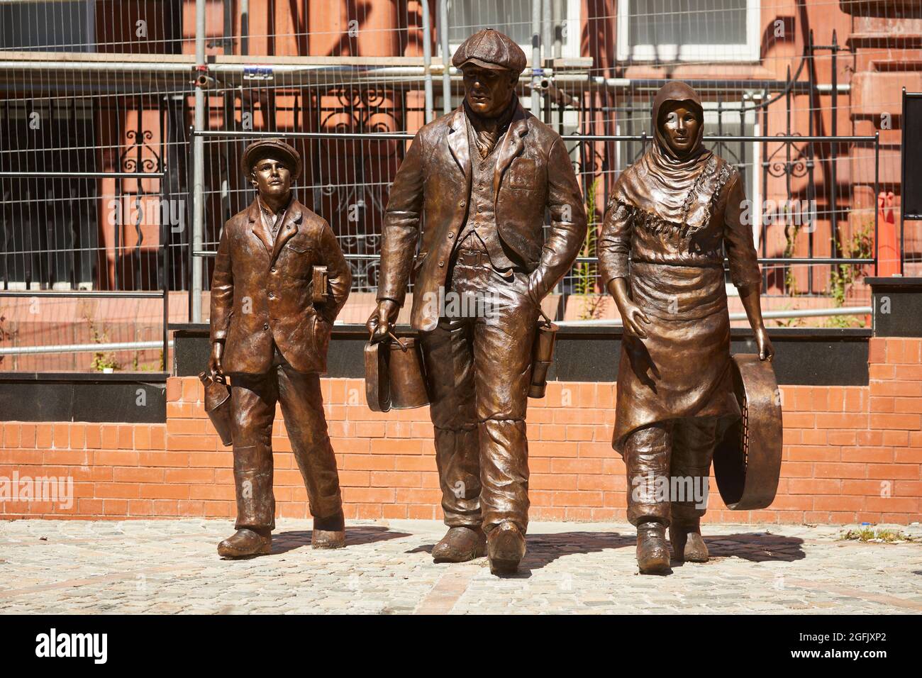 Wigan town centre , Lancashire, Wigan Heritage and Mining Monument – WHAMM  The Mining Statue by sculpture Steve Winterburn Stock Photo
