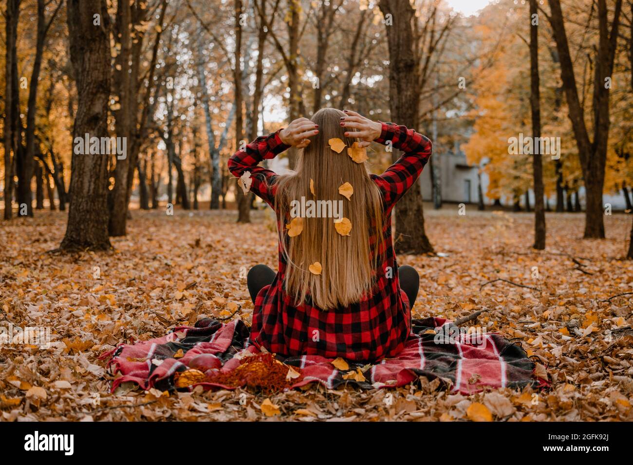 Fall picnic ideas, autumn day off, solo picnic, Self Date, Things to Do by Yourself. Alone young woman enjoying life in the autumn park Stock Photo