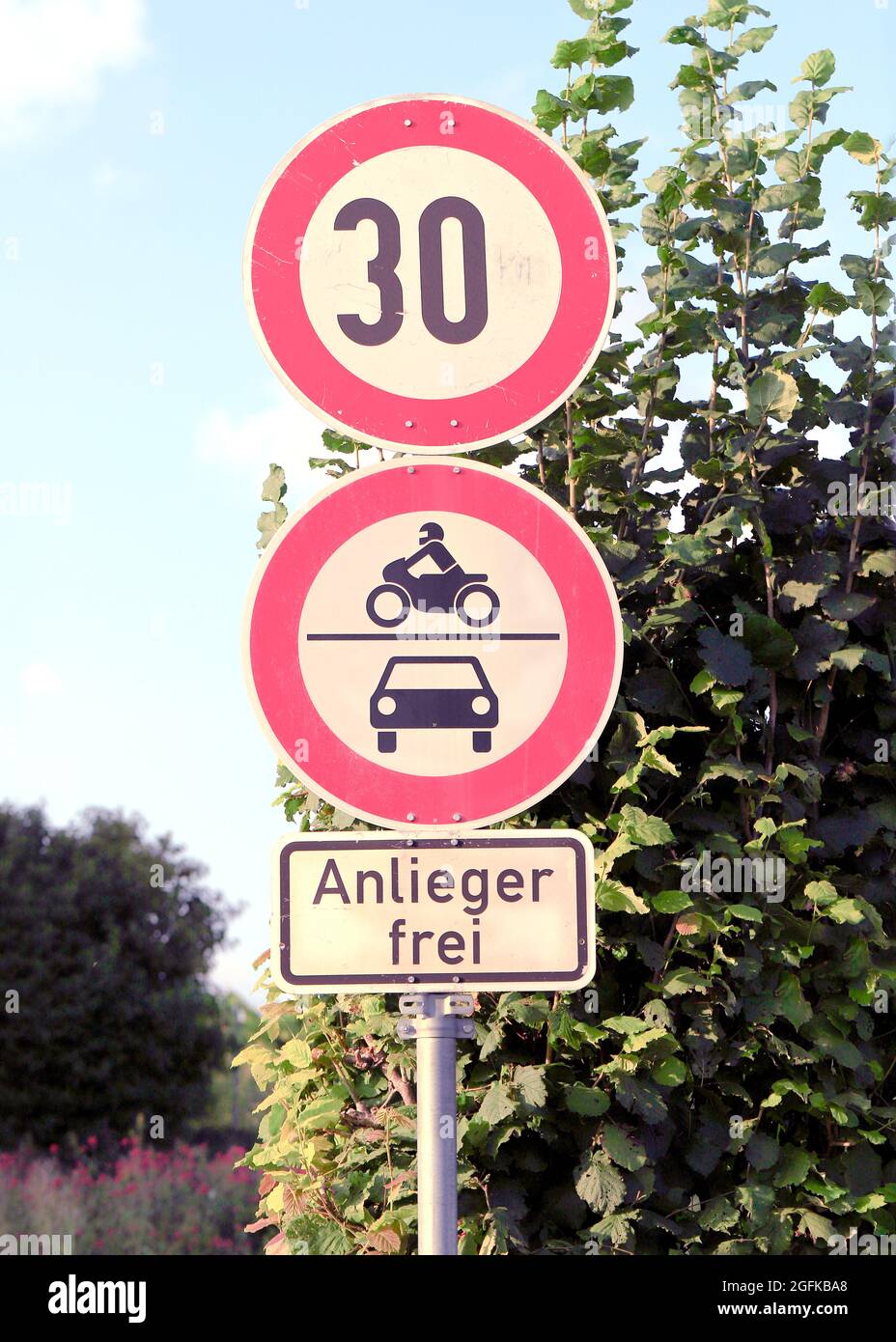 Durchfahrtsverbot, Anlieger frei und Zone 30 Verkehrsschilder in Besigheim, Deutschland Stock Photo
