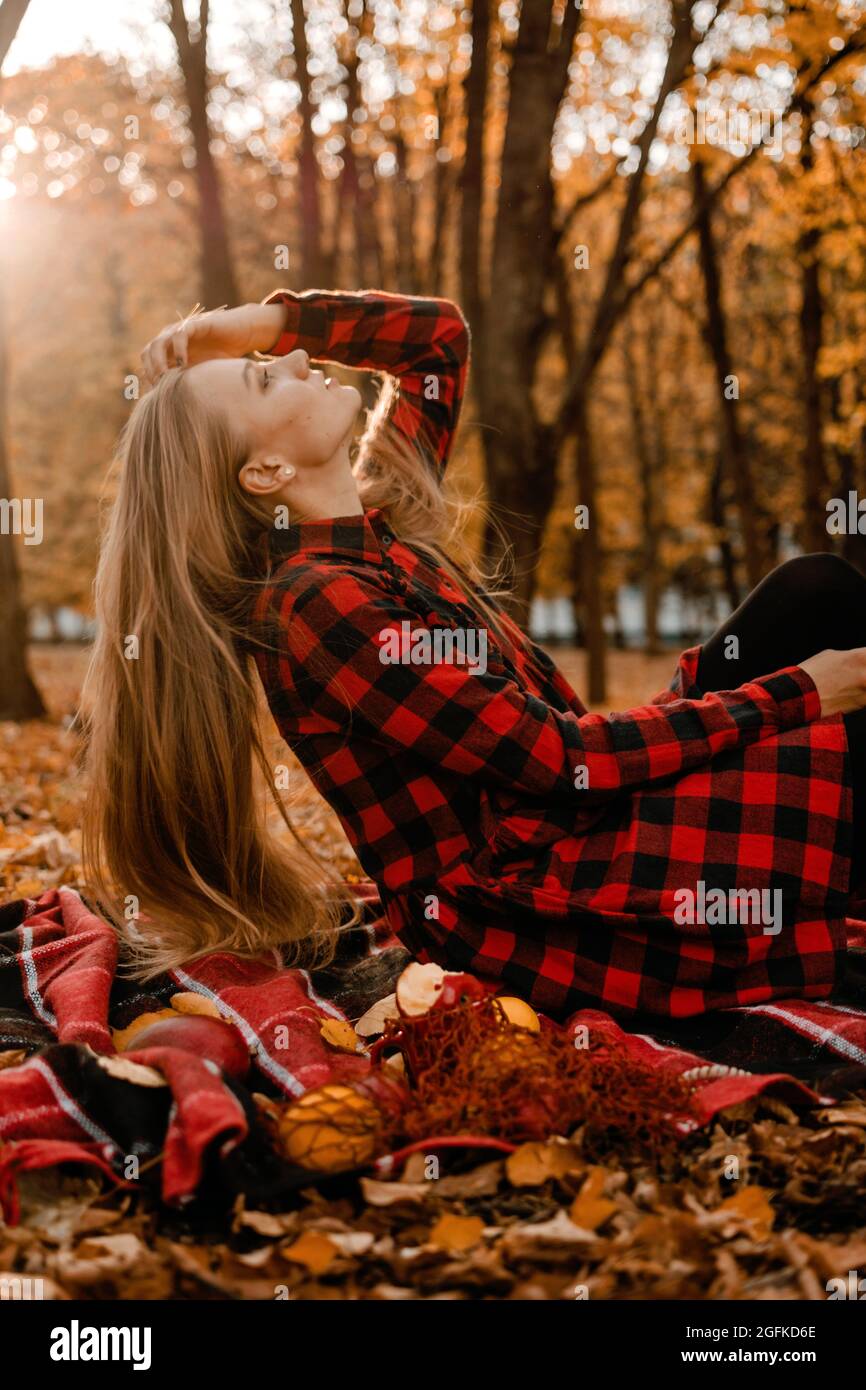 Fall picnic ideas, autumn day off, solo picnic, Self Date, Things to Do by Yourself. Alone young woman enjoying life in the autumn park Stock Photo