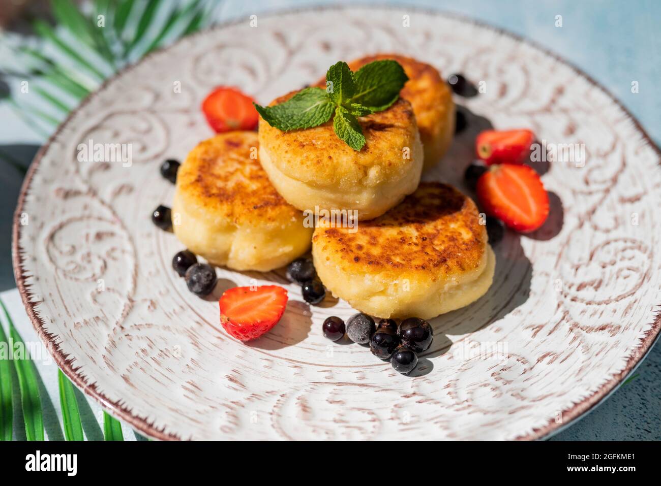 RF2GFKME1–cheesecakes. heart_plus. cheesecakes for breakfast with berries i...