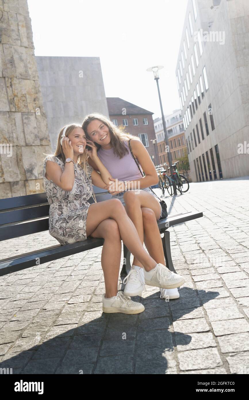 Young women sitting in the sunshine hi-res stock photography and images ...