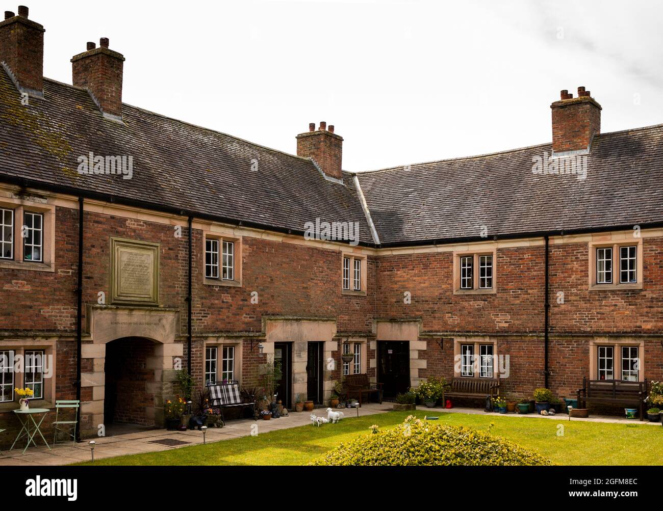 UK, England, Derbyshire, Ashbourne, 1723 Spalden Almshouses, courtyard garden Stock Photo