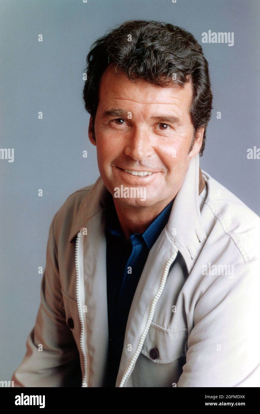 JAMES GARNER in THE ROCKFORD FILES (1974), directed by WILLIAM WIARD. Credit: ROY HUGGINS-PUBLIC ARTS PRODUCTIONS / Album Stock Photo