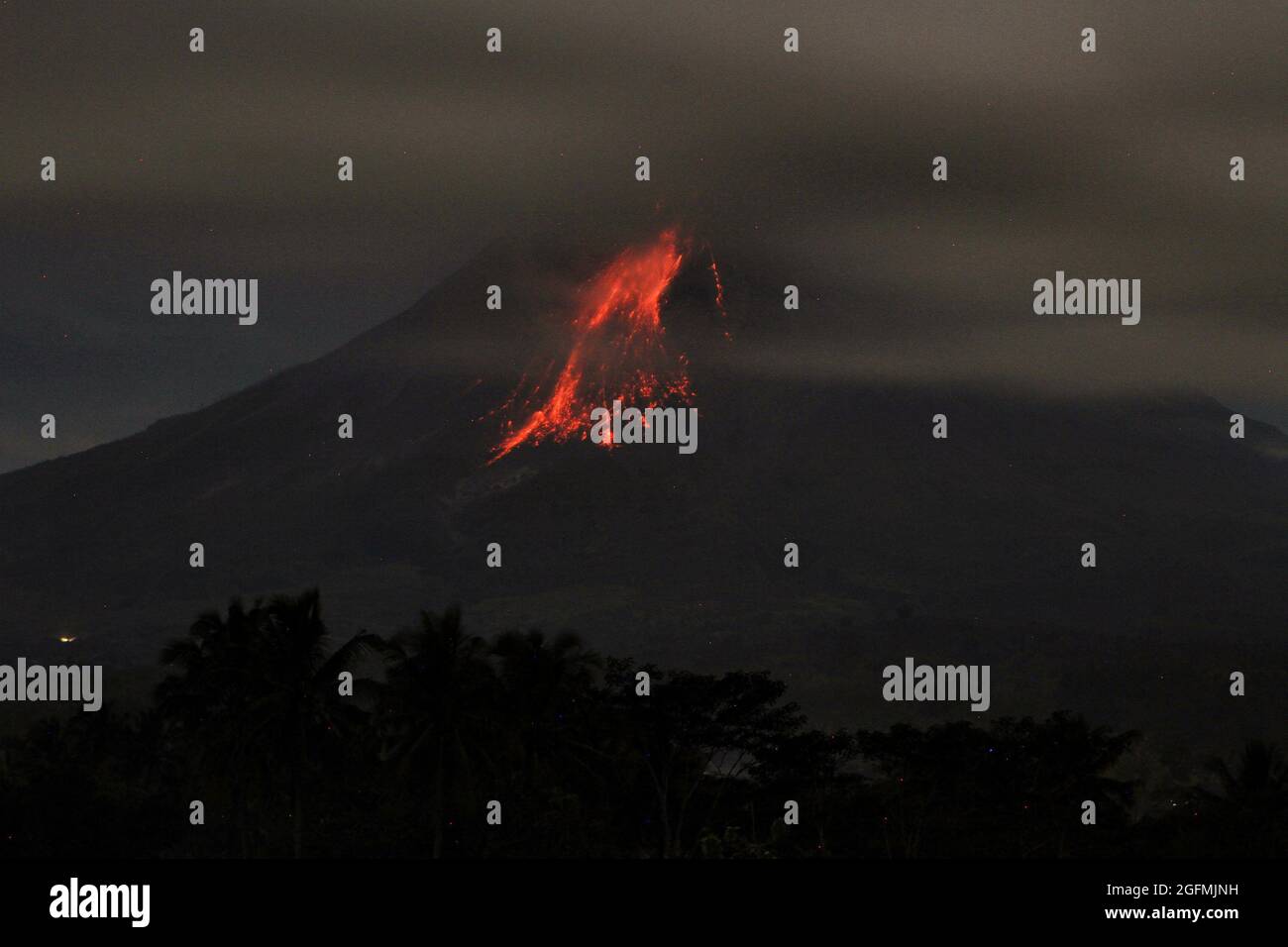 Central Java, Indonesia. 24th Aug, 2021. View of Mount Merapi, Indonesias most active volcano, emits incandescent lava during an effusive eruption from the Kaliurang Village, Srumbung in Central Java on August 25, 2021. (Photo by Devi Rahman/INA Photo Agency/Sipa USA) Credit: Sipa USA/Alamy Live News Stock Photo