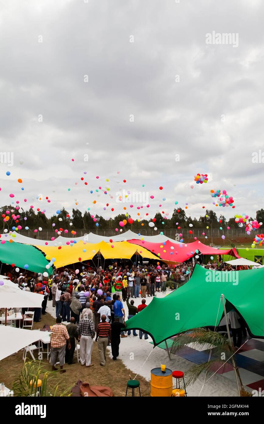 Confetti balloons crowd hires stock photography and images Alamy