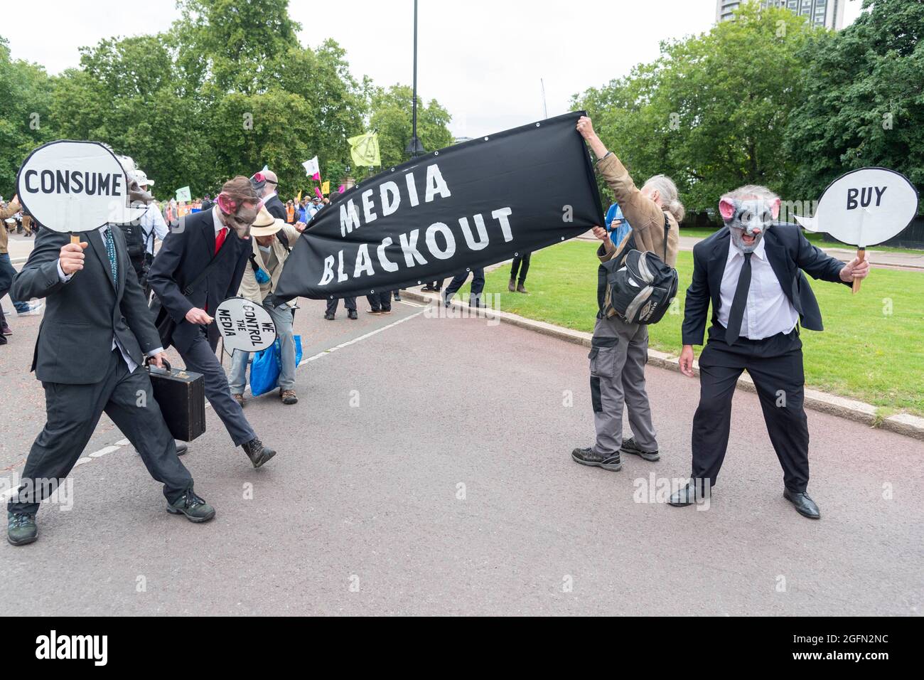Protesters seen wearing costumes and holding a banner reading 'Media blackout' during the protest.Extinction Rebellion's Impossible Rebellion protest continues as protesters march from Hyde Park in London under the theme 'Stop The Harm' against climate change, global warming, and plans to target the root cause of the climate and ecological crisis and to demand the government divest from fossil fuel companies. (Photo by Dave Rushen / SOPA Images/Sipa USA) Stock Photo