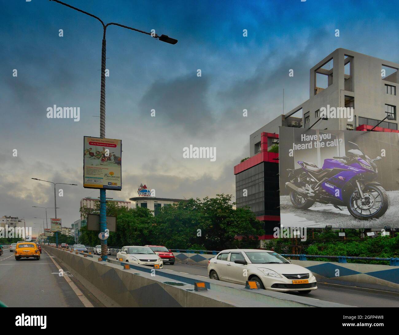 Kolkata, West Bengal, India - 6th August 2019 : Fast moving cars passing  AJC Bose road flyover, busy city traffic of Kolkata road Stock Photo - Alamy