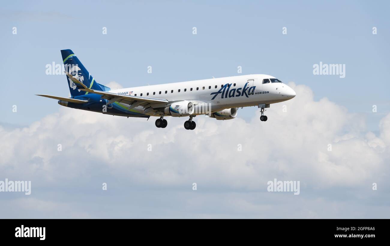 Everett, WA, USA - August 23, 2021; An Alaska Airlines Embraer 170-200 aircraft on final approach to land.  The plane is operated by Horizon Stock Photo