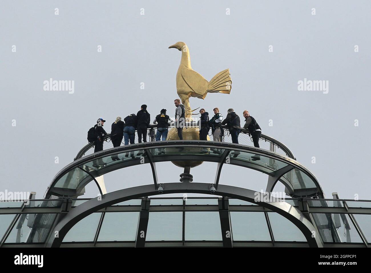 London, UK. 26th Aug, 2021. General view of fans standing on top of the Tottenham Hotspur stadium prior to kick off. UEFA Europa conference league play off match 2nd leg, Tottenham Hotspur v Pacos de Ferreira at the Tottenham Hotspur Stadium in London on Thursday 26th August 2021. this image may only be used for Editorial purposes. Editorial use only, license required for commercial use. No use in betting, games or a single club/league/player publications. pic by Steffan Bowen/Andrew Orchard sports photography/Alamy Live news Credit: Andrew Orchard sports photography/Alamy Live News Stock Photo